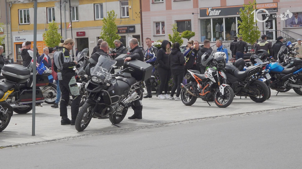 Ryk 250 silników i parada ulicami miasta. Czarna Flota zainaugurowała sezon motocyklowy w Końskich [wideo, zdjęcia]