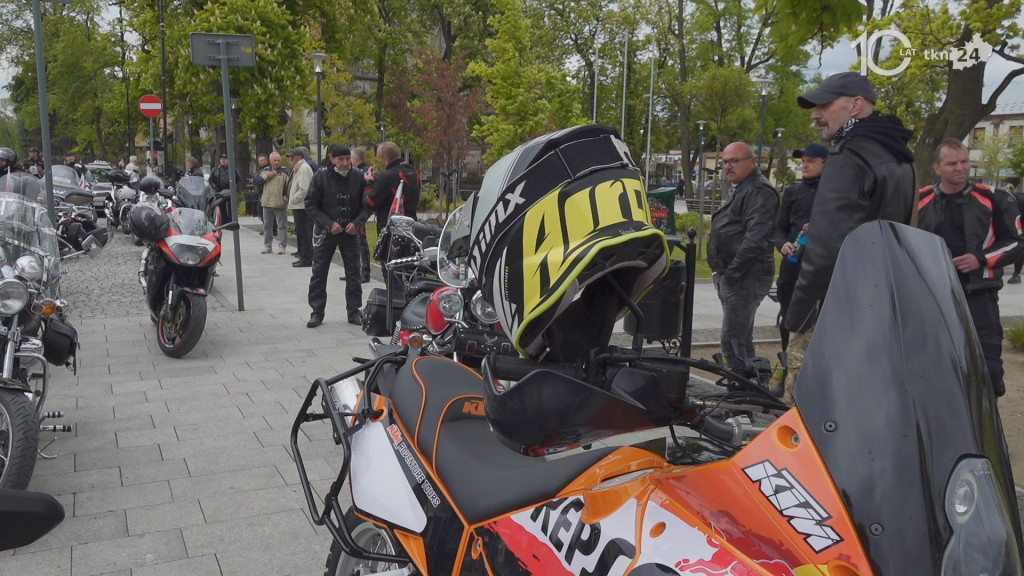 Ryk 250 silników i parada ulicami miasta. Czarna Flota zainaugurowała sezon motocyklowy w Końskich [wideo, zdjęcia]
