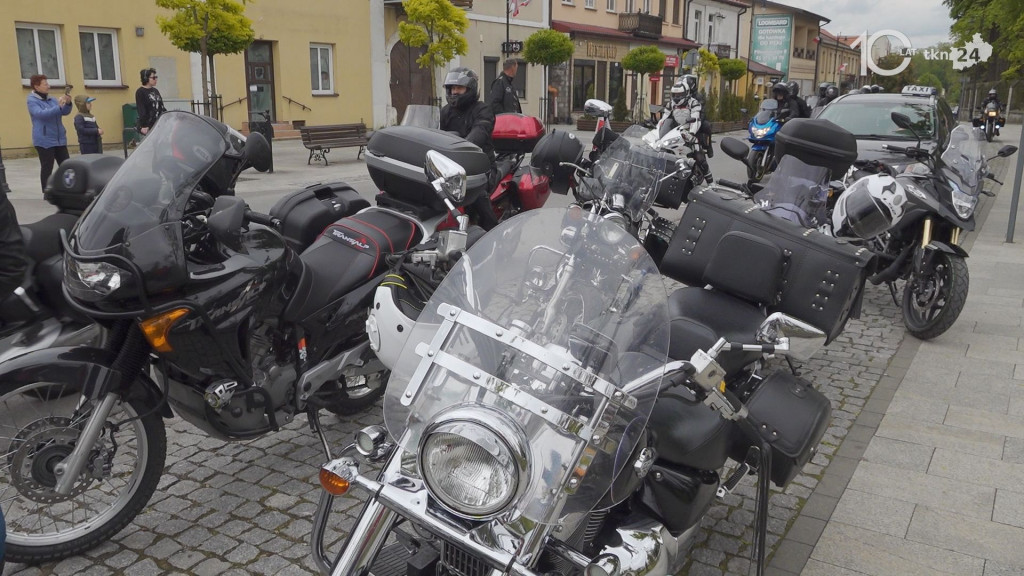 Ryk 250 silników i parada ulicami miasta. Czarna Flota zainaugurowała sezon motocyklowy w Końskich [wideo, zdjęcia]