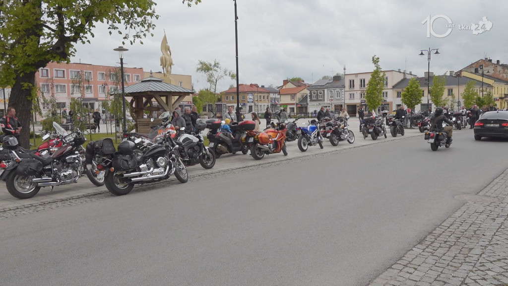 Ryk 250 silników i parada ulicami miasta. Czarna Flota zainaugurowała sezon motocyklowy w Końskich [wideo, zdjęcia]