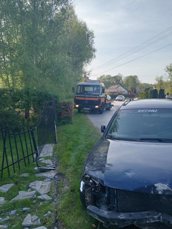 Auto wjechało w ogrodzenie posesji w Skrzyszowie. Policja wciąż ustala szczegóły [zdjęcia]