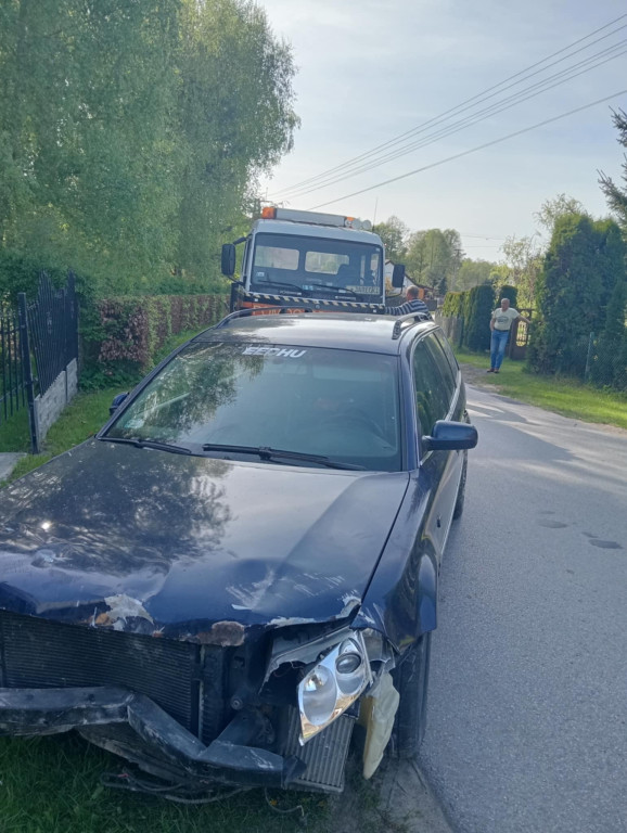Auto wjechało w ogrodzenie posesji w Skrzyszowie. Policja wciąż ustala szczegóły [zdjęcia]