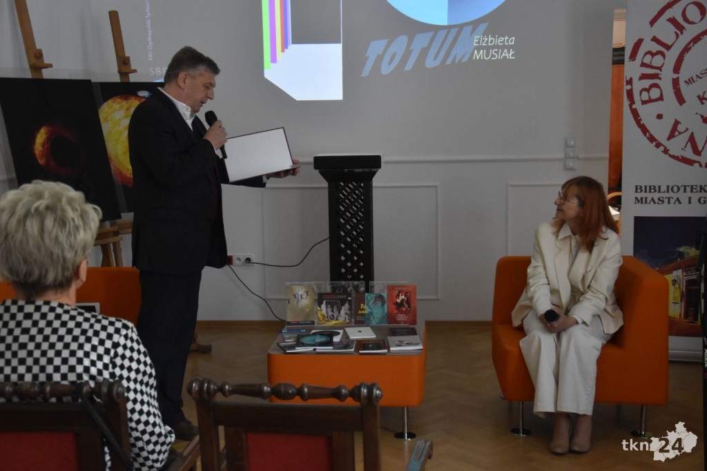 Spotkanie autorskie Elżbiety Musiał. Poezja poszukująca `trzeciego ciała` [wideo, zdjęcia]