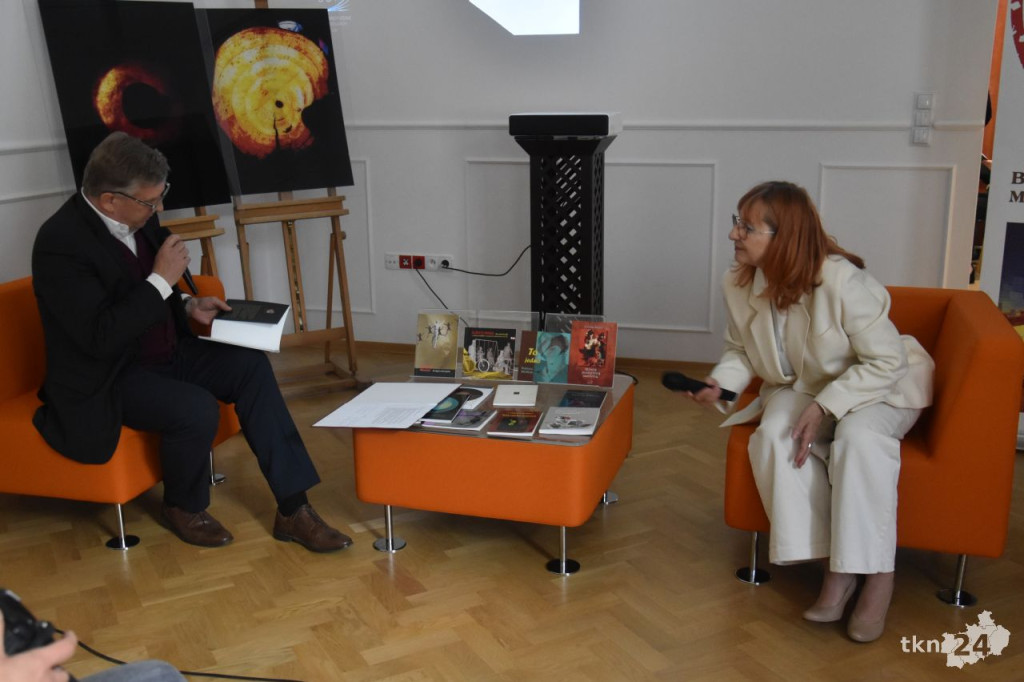 Spotkanie autorskie Elżbiety Musiał. Poezja poszukująca `trzeciego ciała` [wideo, zdjęcia]