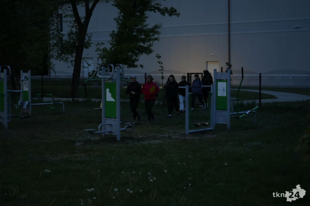Ponad stu piechurów maszerowało nocą z Końskich do Piekła [wideo, zdjęcia]