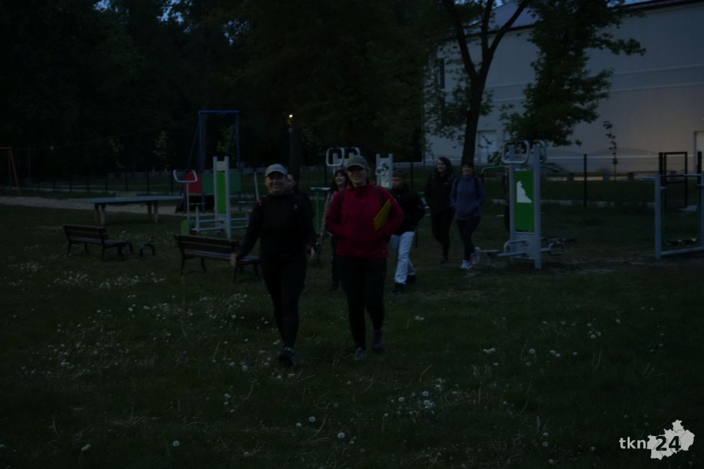 Ponad stu piechurów maszerowało nocą z Końskich do Piekła [wideo, zdjęcia]