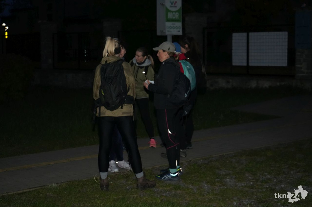 Ponad stu piechurów maszerowało nocą z Końskich do Piekła [wideo, zdjęcia]