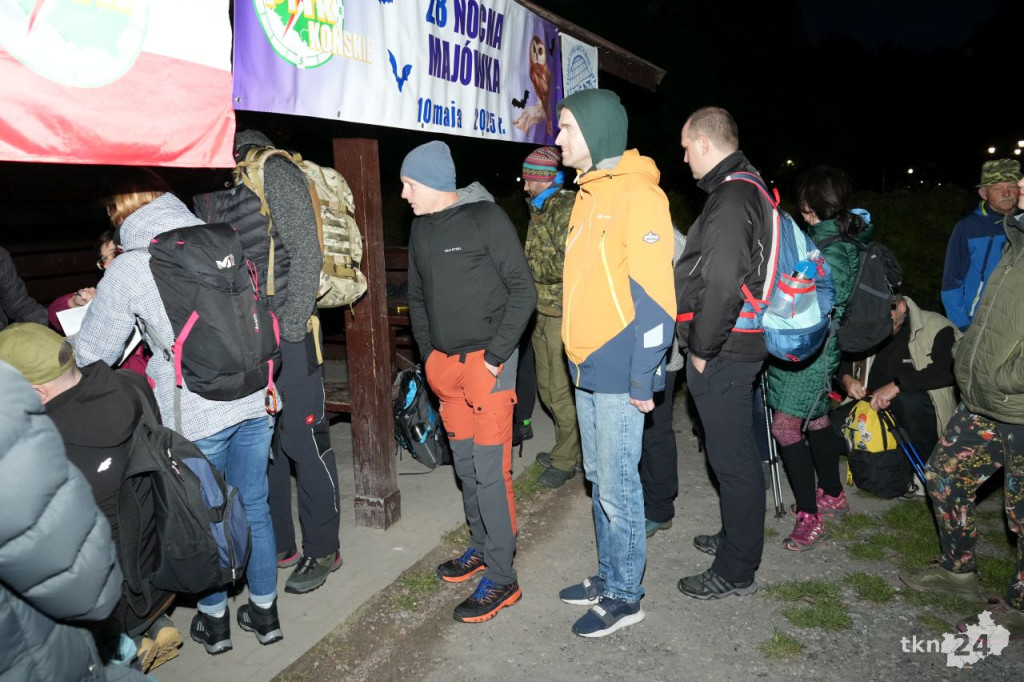 Ponad stu piechurów maszerowało nocą z Końskich do Piekła [wideo, zdjęcia]