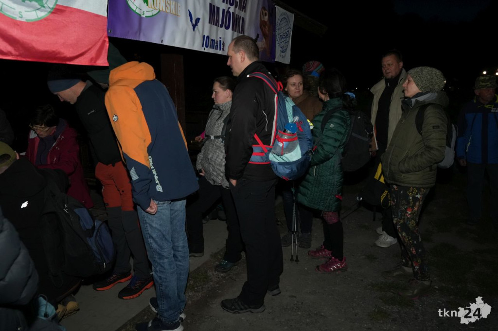 Ponad stu piechurów maszerowało nocą z Końskich do Piekła [wideo, zdjęcia]