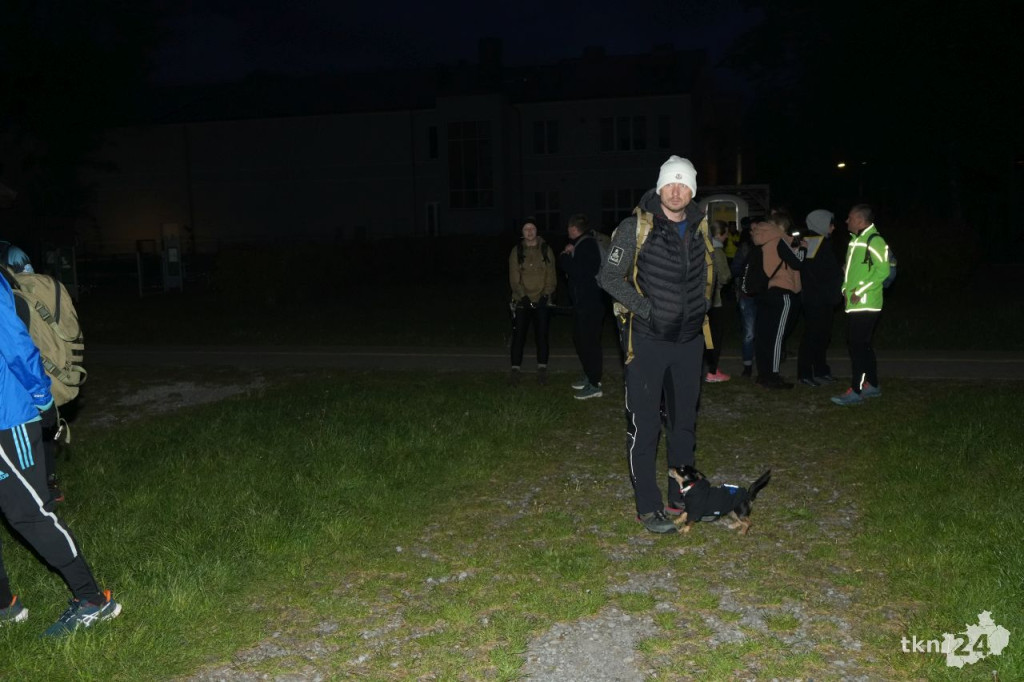 Ponad stu piechurów maszerowało nocą z Końskich do Piekła [wideo, zdjęcia]