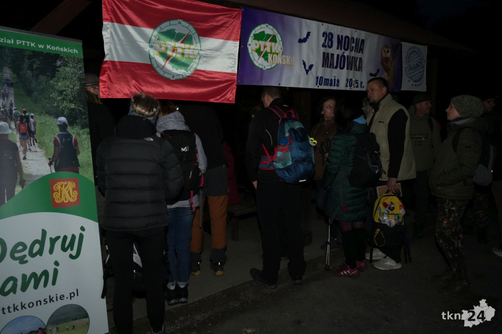 Ponad stu piechurów maszerowało nocą z Końskich do Piekła [wideo, zdjęcia]