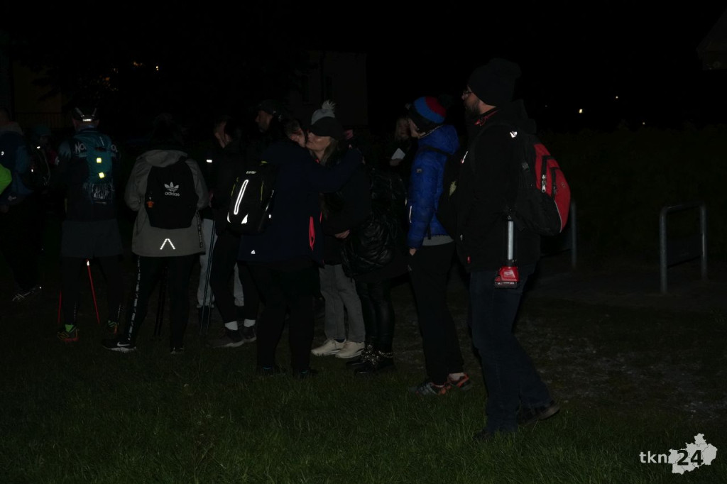 Ponad stu piechurów maszerowało nocą z Końskich do Piekła [wideo, zdjęcia]