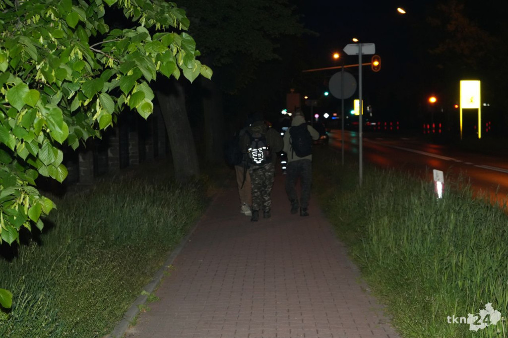 Ponad stu piechurów maszerowało nocą z Końskich do Piekła [wideo, zdjęcia]