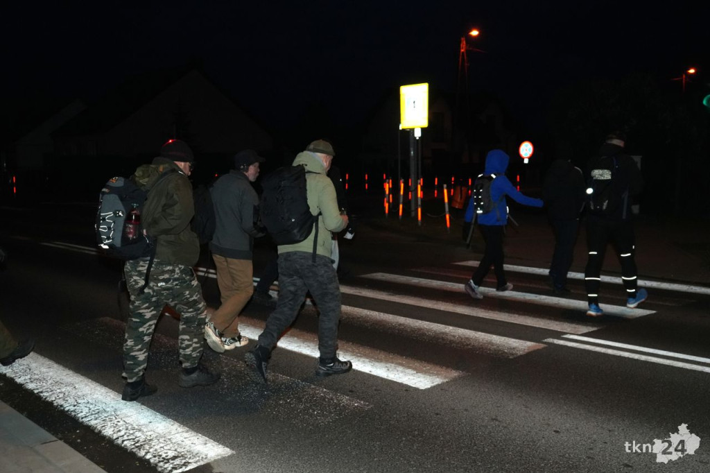 Ponad stu piechurów maszerowało nocą z Końskich do Piekła [wideo, zdjęcia]
