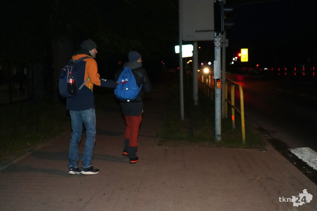 Ponad stu piechurów maszerowało nocą z Końskich do Piekła [wideo, zdjęcia]