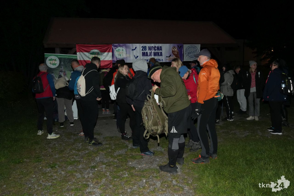 Ponad stu piechurów maszerowało nocą z Końskich do Piekła [wideo, zdjęcia]