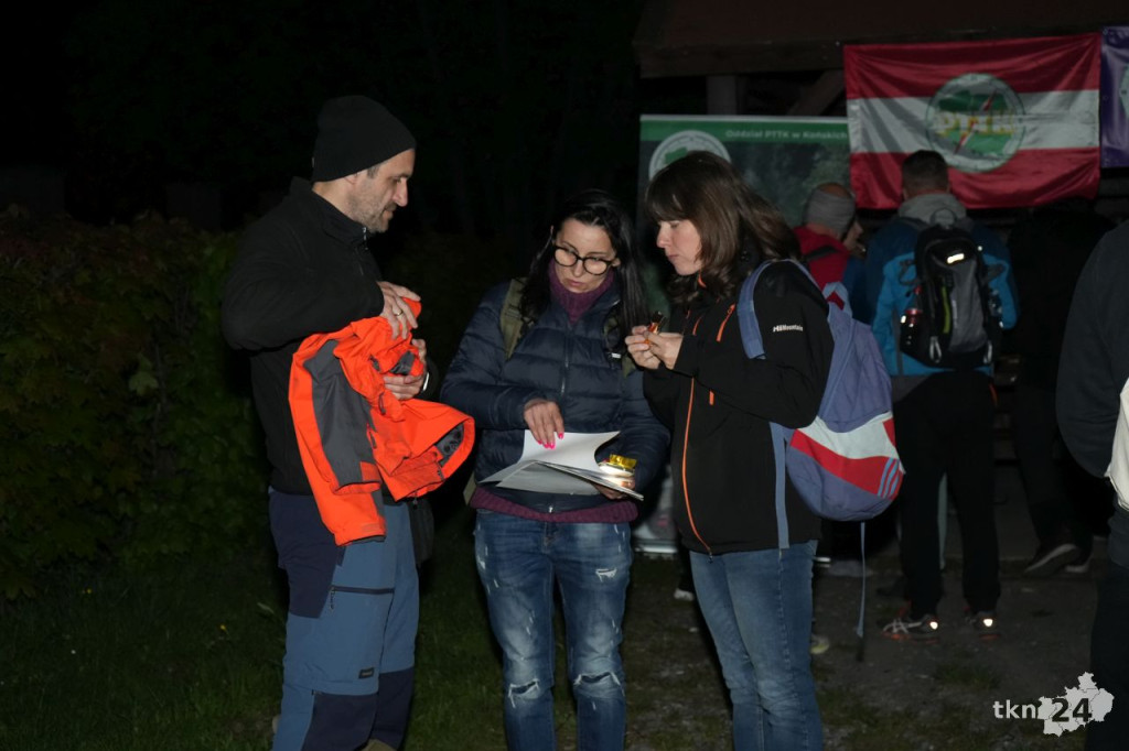 Ponad stu piechurów maszerowało nocą z Końskich do Piekła [wideo, zdjęcia]