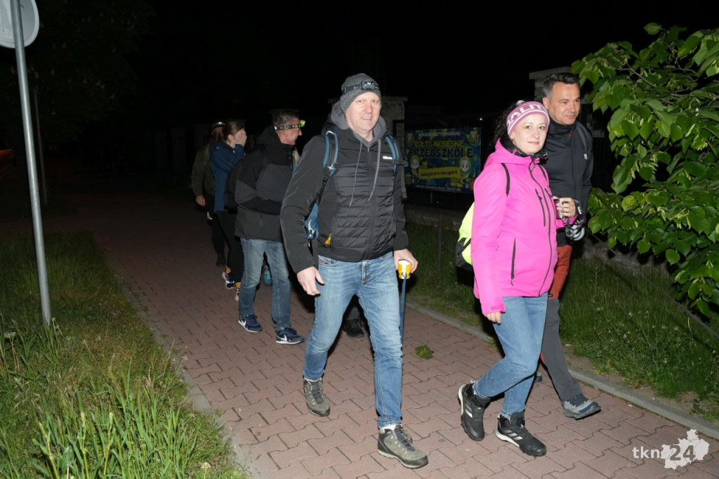 Ponad stu piechurów maszerowało nocą z Końskich do Piekła [wideo, zdjęcia]
