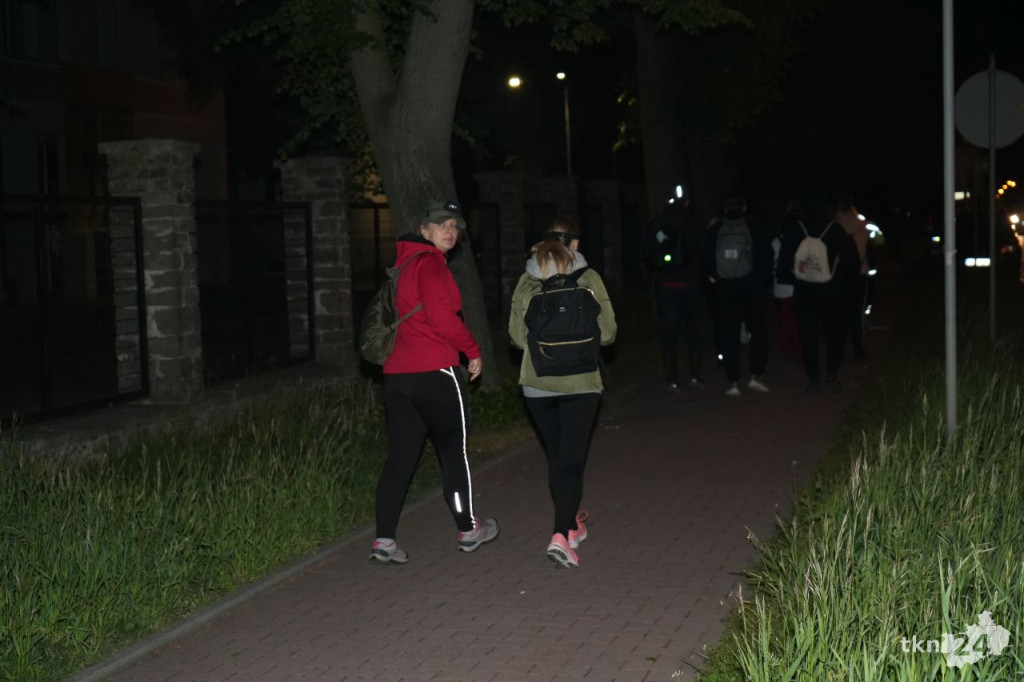 Ponad stu piechurów maszerowało nocą z Końskich do Piekła [wideo, zdjęcia]