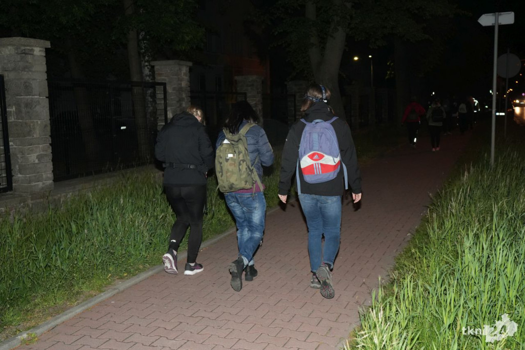 Ponad stu piechurów maszerowało nocą z Końskich do Piekła [wideo, zdjęcia]