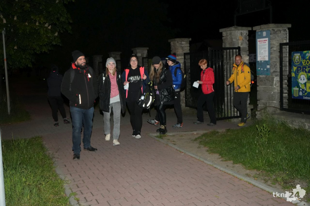 Ponad stu piechurów maszerowało nocą z Końskich do Piekła [wideo, zdjęcia]