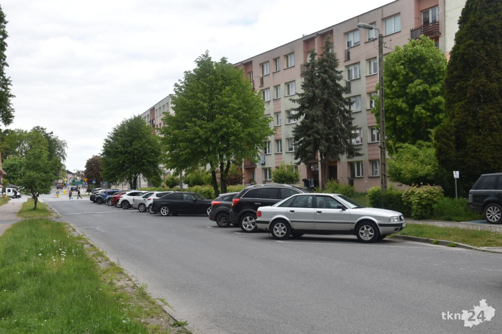 Kierowcy blokują miejsca parkingowe na osiedlach. Chcą uniknąć opłat w centrum Końskich? [zdjęcia]