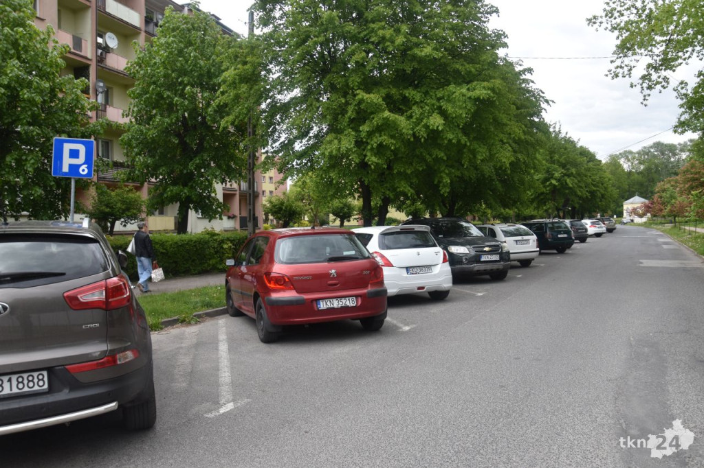 Kierowcy blokują miejsca parkingowe na osiedlach. Chcą uniknąć opłat w centrum Końskich? [zdjęcia]