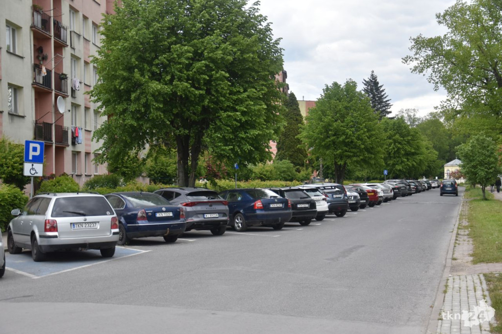 Kierowcy blokują miejsca parkingowe na osiedlach. Chcą uniknąć opłat w centrum Końskich? [zdjęcia]