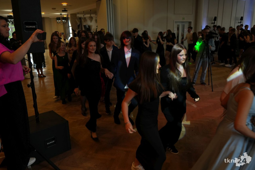 Ponad 130 ósmoklasistów bawiło się na komersie w Markizie [wideo, zdjęcia]