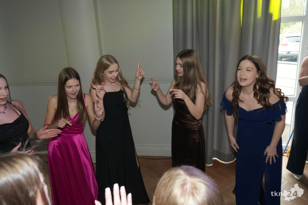 Ponad 130 ósmoklasistów bawiło się na komersie w Markizie [wideo, zdjęcia]