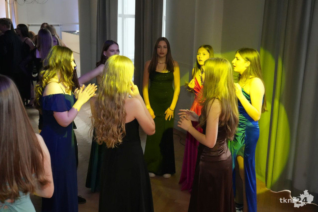 Ponad 130 ósmoklasistów bawiło się na komersie w Markizie [wideo, zdjęcia]