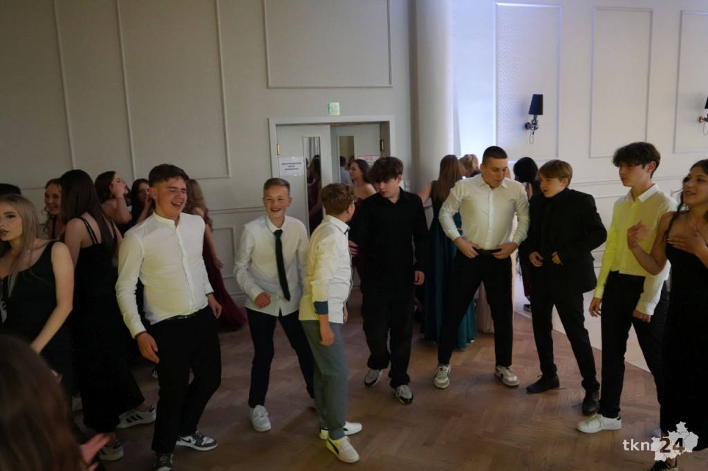 Ponad 130 ósmoklasistów bawiło się na komersie w Markizie [wideo, zdjęcia]
