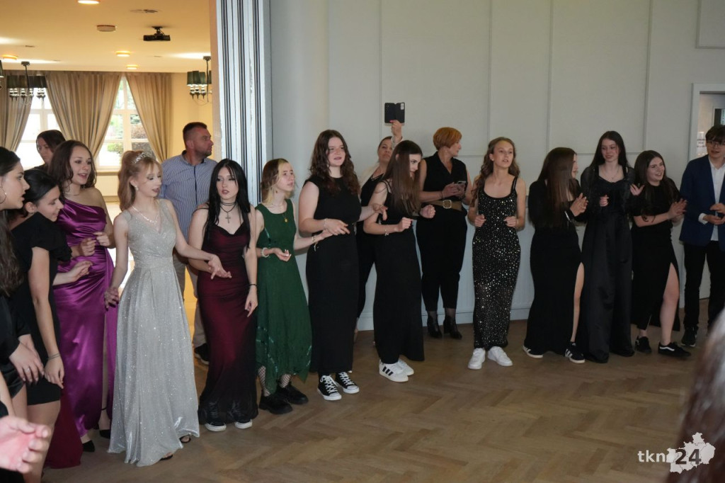 Ponad 130 ósmoklasistów bawiło się na komersie w Markizie [wideo, zdjęcia]