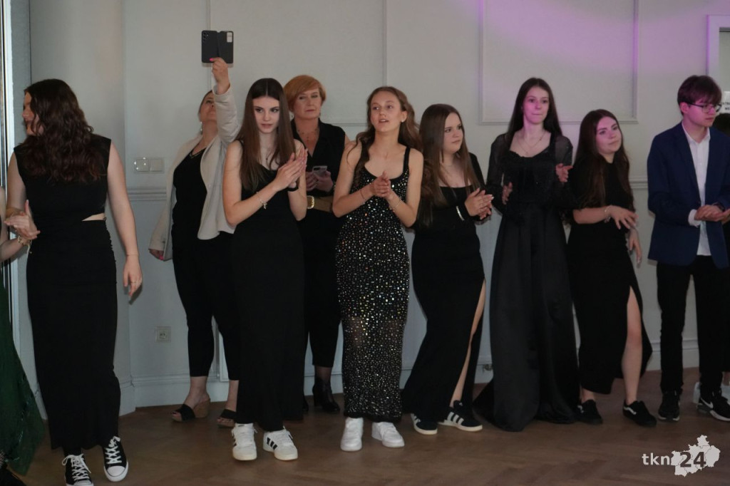 Ponad 130 ósmoklasistów bawiło się na komersie w Markizie [wideo, zdjęcia]