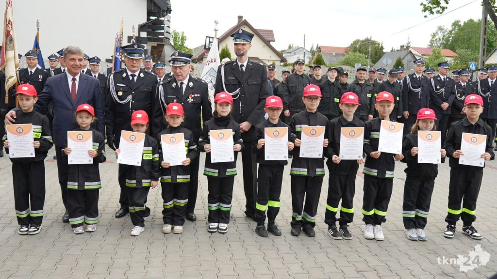 Dzień Strażaka w gminie Stąporków. Uroczyste przekazanie wozu dla OSP Niekłań [wideo, zdjęcia]