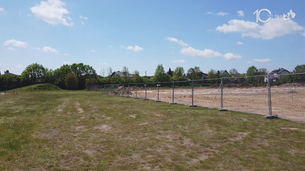 Trwa remont stadionu OSiR w Końskich. Jak wyglądają postępy? [wideo, zdjęcia]
