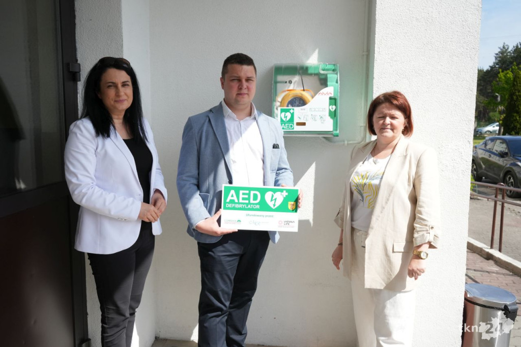 Konecki przedsiębiorca Mateusz Rurarz przekazał defibrylator AED dla mieszkańców Gielniowa [zdjęcia]