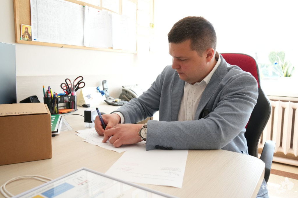 Konecki przedsiębiorca Mateusz Rurarz przekazał defibrylator AED dla mieszkańców Gielniowa [zdjęcia]
