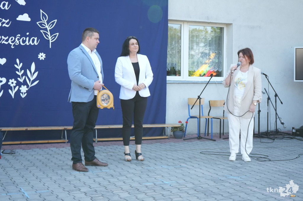 Konecki przedsiębiorca Mateusz Rurarz przekazał defibrylator AED dla mieszkańców Gielniowa [zdjęcia]