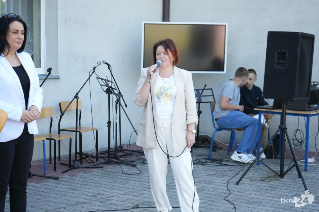 Konecki przedsiębiorca Mateusz Rurarz przekazał defibrylator AED dla mieszkańców Gielniowa [zdjęcia]