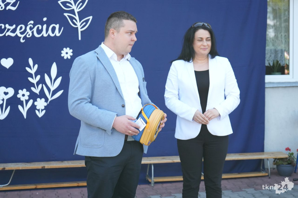 Konecki przedsiębiorca Mateusz Rurarz przekazał defibrylator AED dla mieszkańców Gielniowa [zdjęcia]