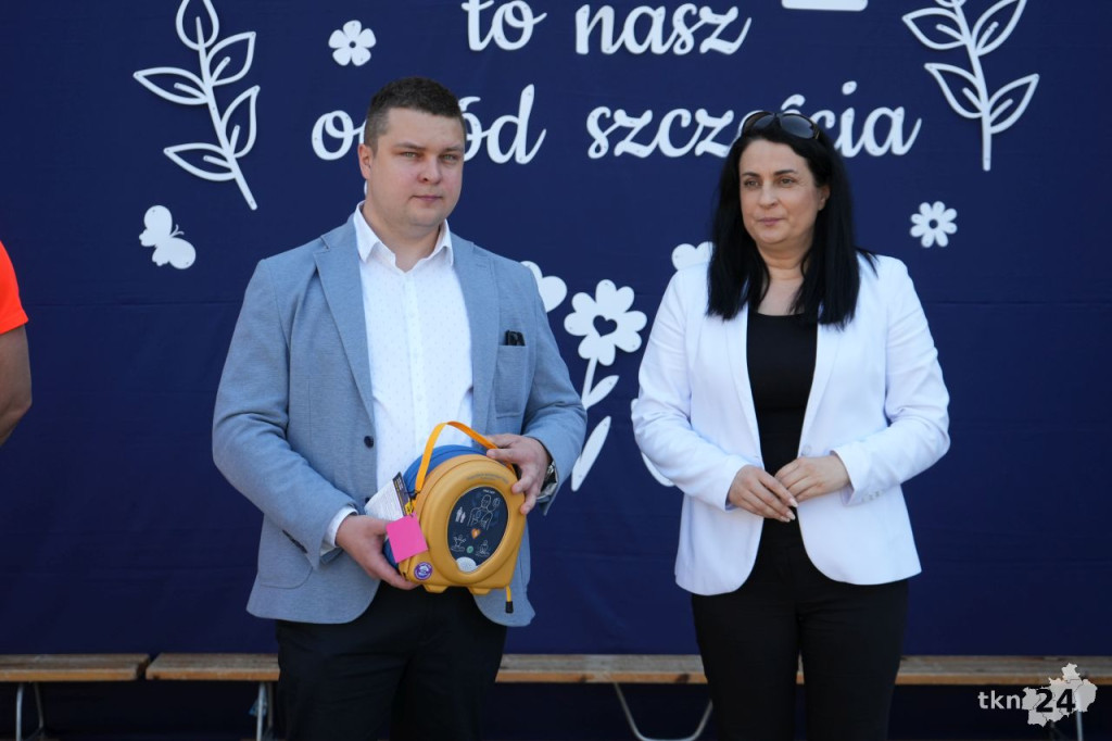 Konecki przedsiębiorca Mateusz Rurarz przekazał defibrylator AED dla mieszkańców Gielniowa [zdjęcia]