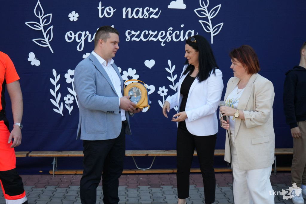 Konecki przedsiębiorca Mateusz Rurarz przekazał defibrylator AED dla mieszkańców Gielniowa [zdjęcia]