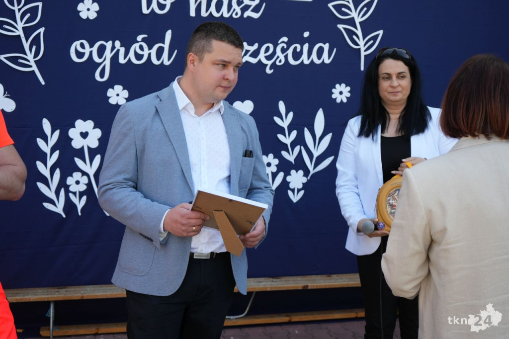 Konecki przedsiębiorca Mateusz Rurarz przekazał defibrylator AED dla mieszkańców Gielniowa [zdjęcia]
