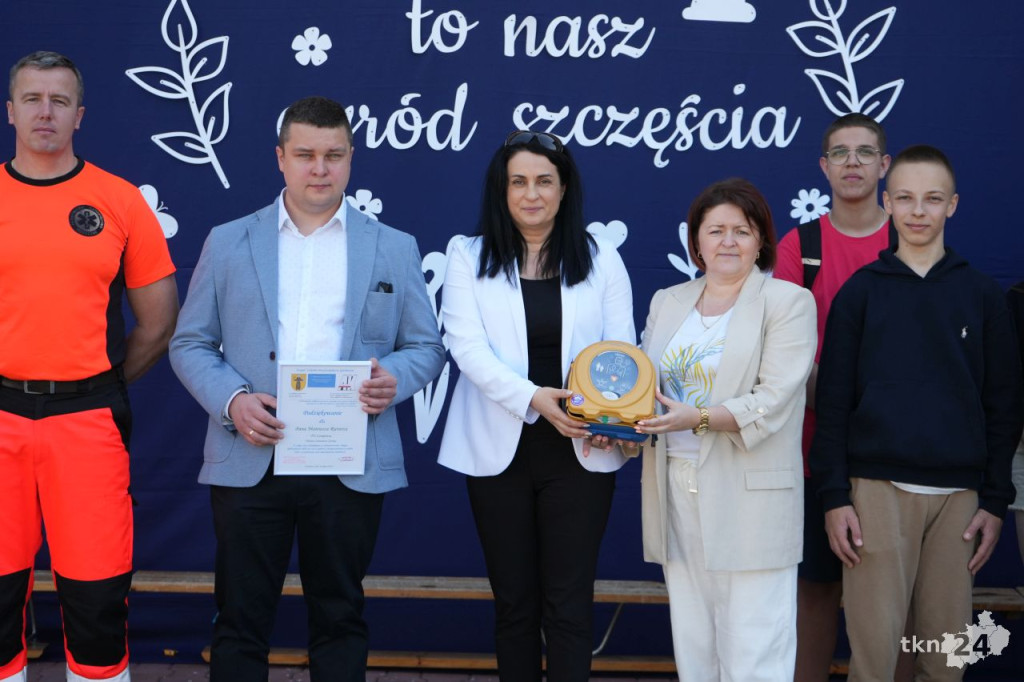 Konecki przedsiębiorca Mateusz Rurarz przekazał defibrylator AED dla mieszkańców Gielniowa [zdjęcia]