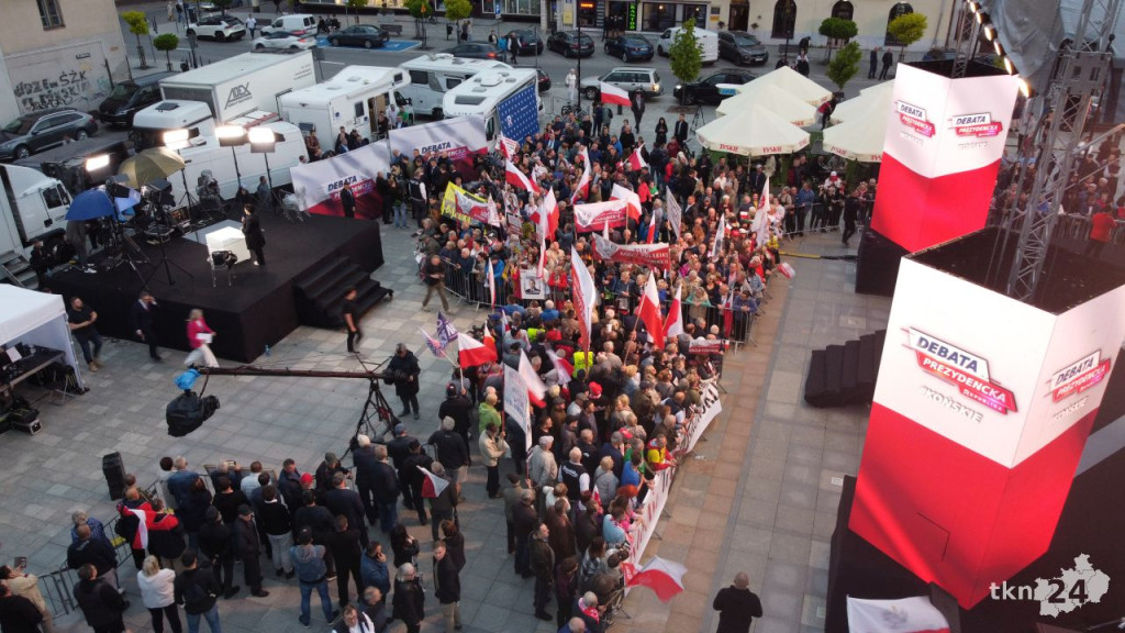 Polityczne show Republiki na rynku w Końskich. WIDEO