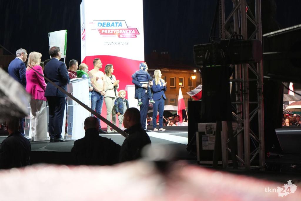 Polityczne show Republiki na rynku w Końskich. WIDEO