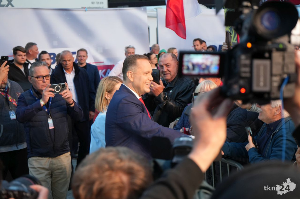 Polityczne show Republiki na rynku w Końskich. WIDEO