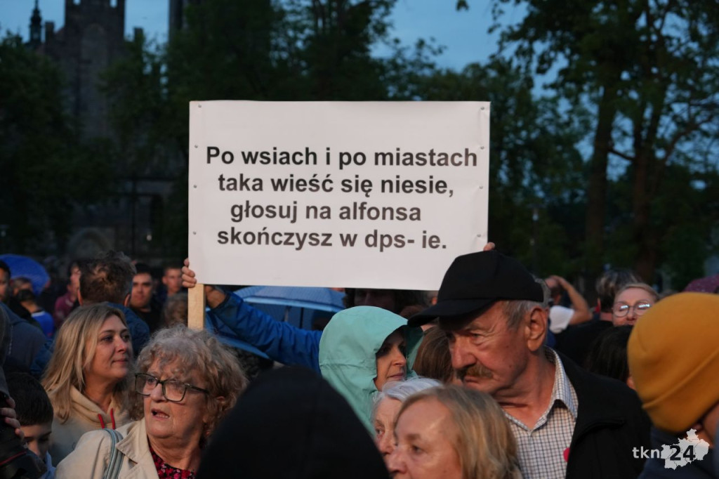 Polityczne show Republiki na rynku w Końskich. WIDEO