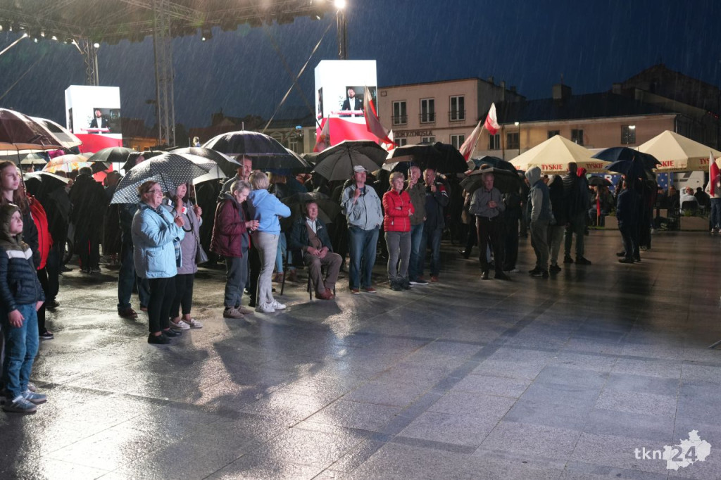 Polityczne show Republiki na rynku w Końskich. WIDEO
